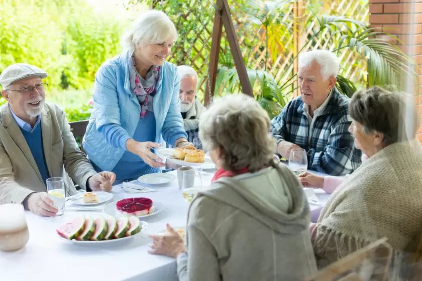 Dining With Dementia 4 Ways Memory Care In Gulfport Ms Make It Easier Summerhouse Senior Living